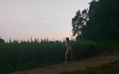 Трогаю киску рядом с дорогой. Это было рискованно