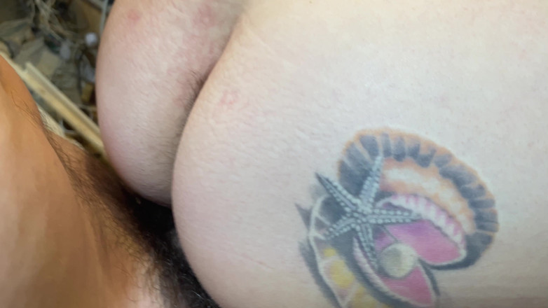 Hairy couple: Мужчина Со Сломанной Рукой В ​​самодельном Гараже: Секс С Мягким Членом И Дрочка До Камшота