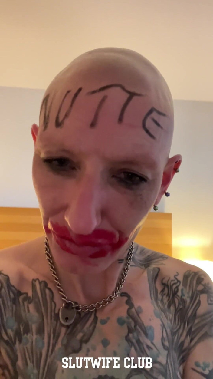 Slutwife Club: Futaiul lui Vilja mascat în gât mascat, călărire crudă în cur și final...
