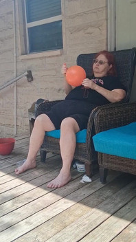 Die Große Schöne Krankenschwester Vicki Hat Eine Bitte, Einen Riesigen Ballon Zu Explodieren