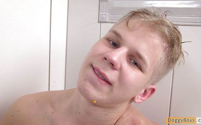 Doggy boys: Seksi ibne çocuk Bert ile duşta mastürbasyon yapıyor