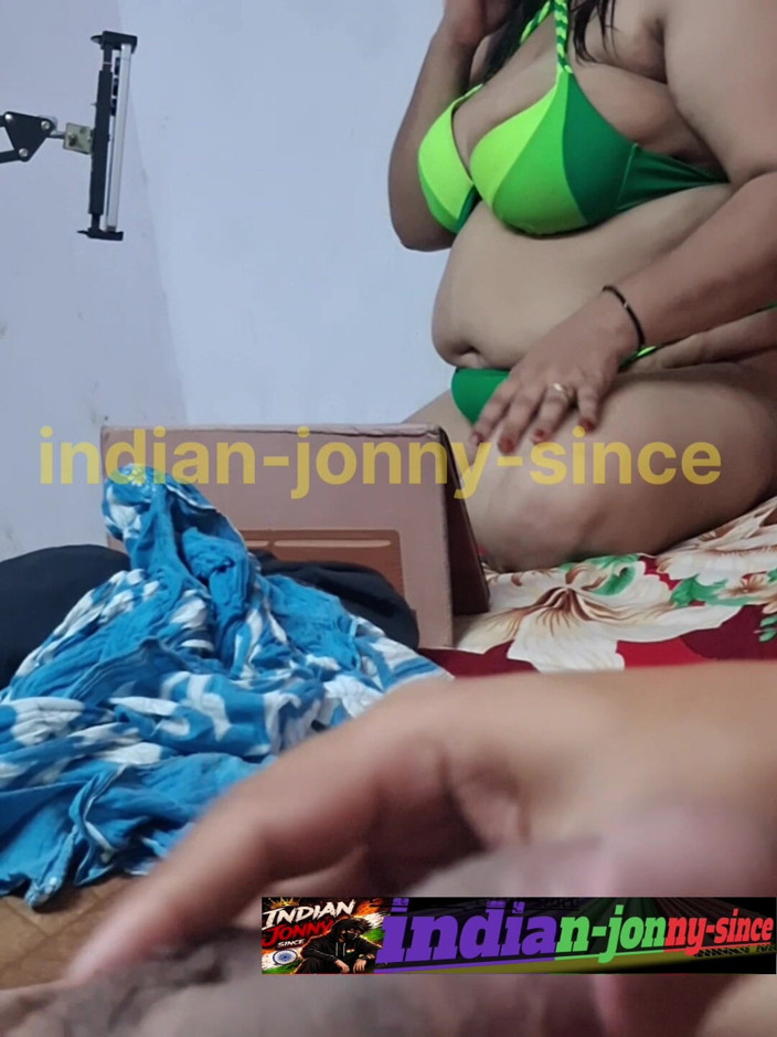 Indian Jonny S: Üvey anne makara yapıyordu, üvey anneme penisimi gösterdim ve ona penisimi...