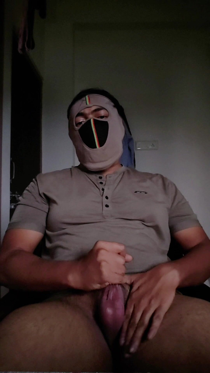 Joystoy: Chico indio caliente juega con su gran polla