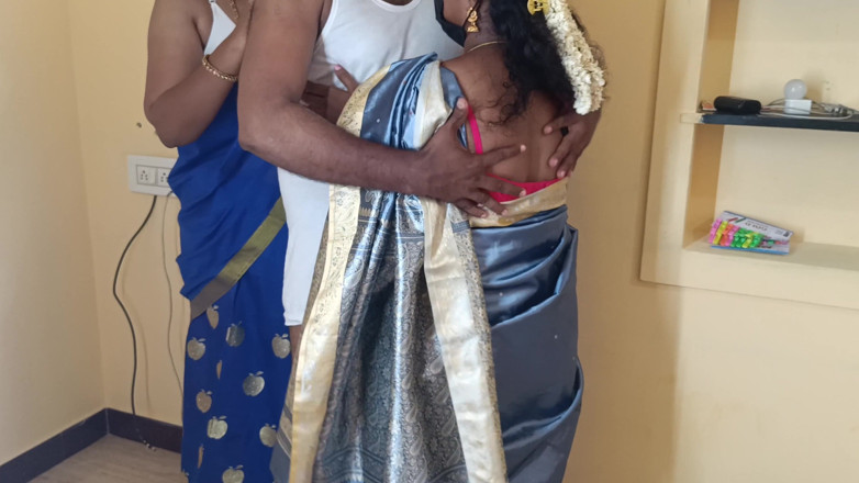 Inba: लिविंग रूम में गृहिणी और नौकरानी की तीन लोगों वाली चुदाई