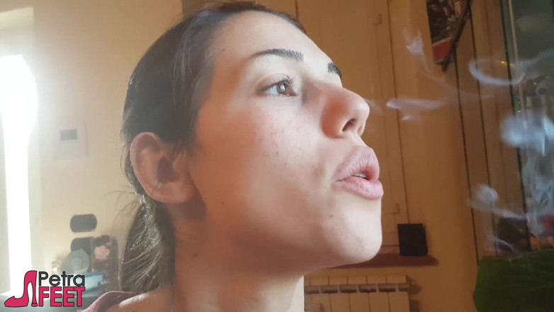 Smokin Fetish: Video gadis italia yang menggoda lagi asik merokok