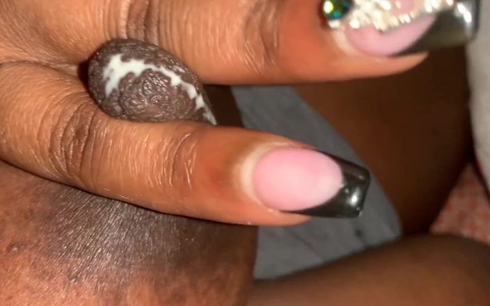 Super sexy ebony cuties: मेरे सख्त निपल्स का निचोड़ना
