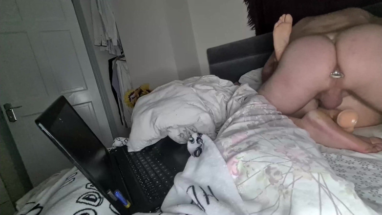 Anal Fetish Couple: Een enorme dildo en manliefs penis in haar strakke vagina