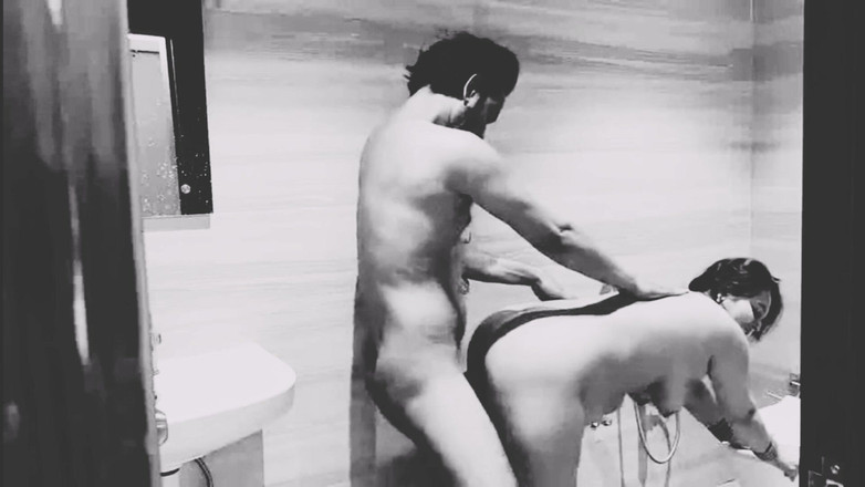 Sanayababhi: Мачеха и пасынок принимают душ и занимаются сексом в ванной