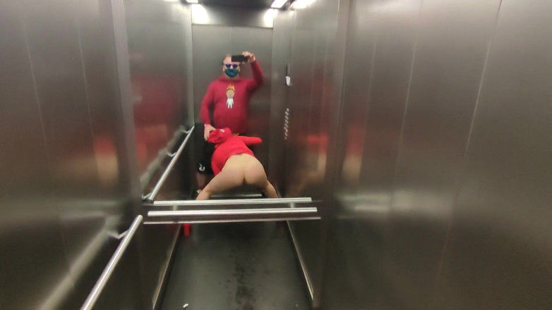 DedeDeville: Zeer risicovolle seks in een lift met hete buurvrouw Dada...
