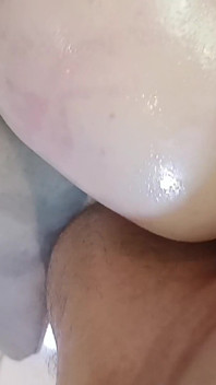 我发现我的继妹在客厅跳舞，并把它塞进了那个淫荡的红发女郎紧致的屁股里