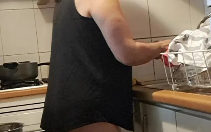 Mommy big hairy pussy: MILF in Kitchen Working