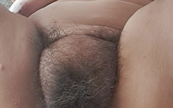 Mommy big hairy pussy: Tante seksi ini ngentot kakinya sampai menganga lebar dan dicrot...