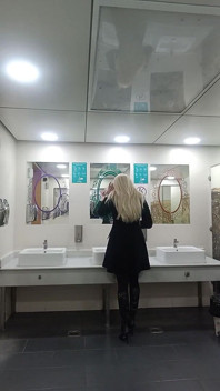 Blondine in der Galerie