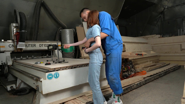 Olivia Westsun: Fabrikspaß: doppelpenetration mit fickmaschine