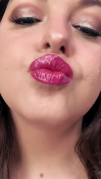 Debole per le mie labbra paffute - seducente dea del rossetto Sydney screams fa venire il tuo rossetto ancora di più manché diventi ancora di più