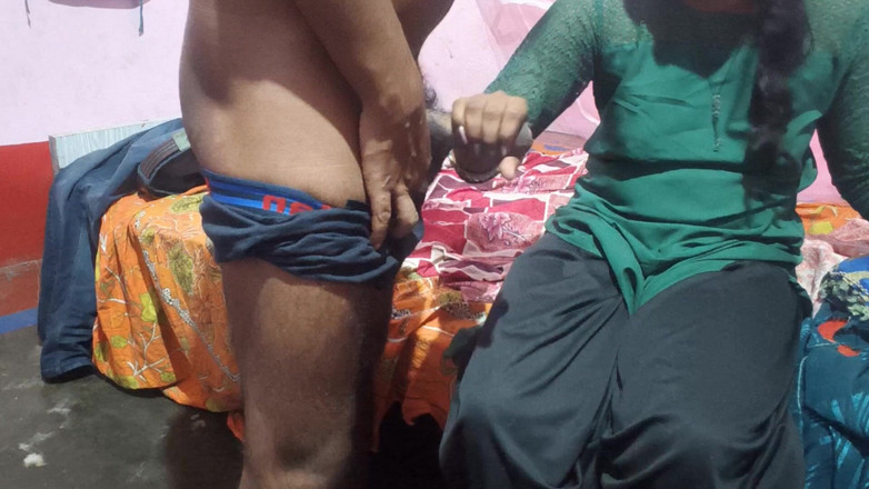 Sobha rani: 2025年最佳三人性爱：-rahul在打扫房子时吮吸他们的鸡巴，操了他的小嫂和妻子