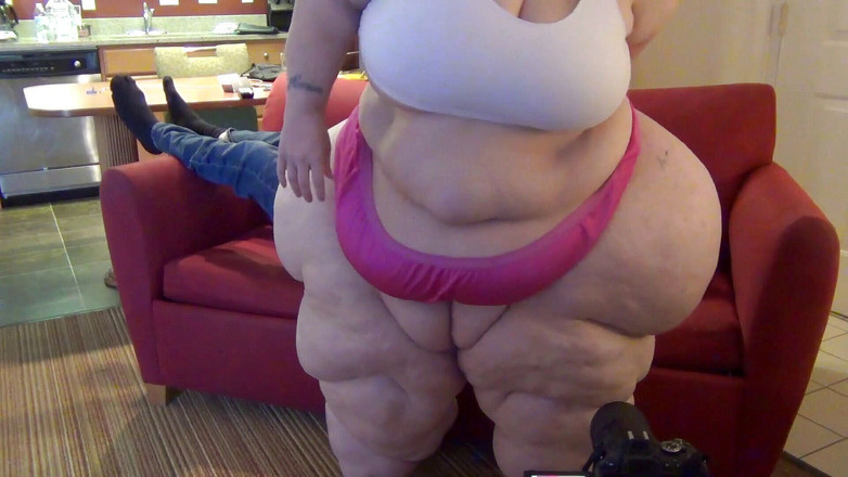 Full Weight Productions: ボビー・ジョーは彼をソファに叩きつける