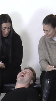 Olga ve Natasa sigara içiyor