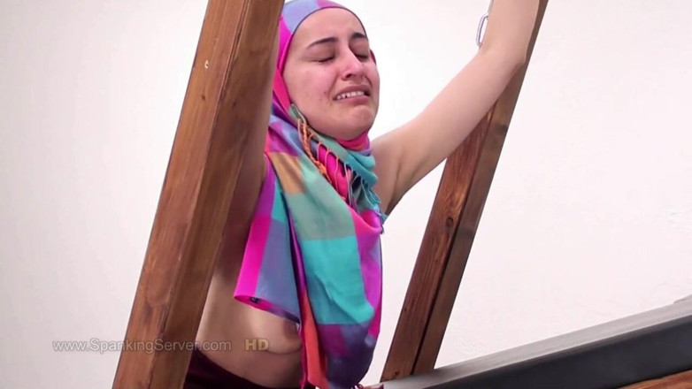 Spanking Server: Yasmeena punisce la frusta senza preservativo