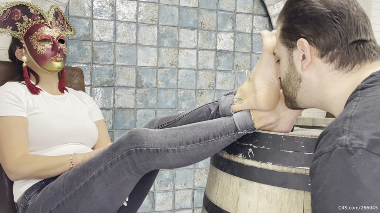 Deep Sole Devotion: Masked Valeria Bare Sole Licking on Wooden Barrel