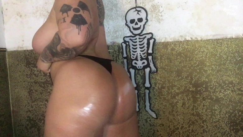 Swag Russian Panda: Twerk mascherato nella prigione di halloween con tette oliate