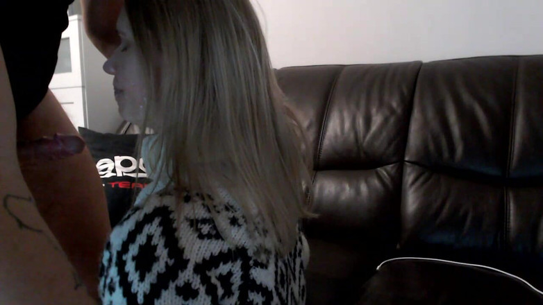 MagicStas: 얼굴에 정액을 대고 오럴과 핸잡을 원하는 소녀