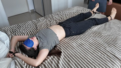 Nipple Stock: Solletico E Controllando Le Tasca in Jeans