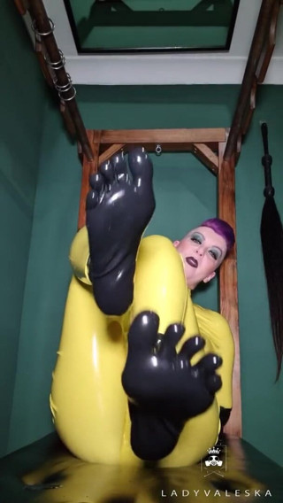 Lady Valeska: Adorando pés de látex e luvas de látex