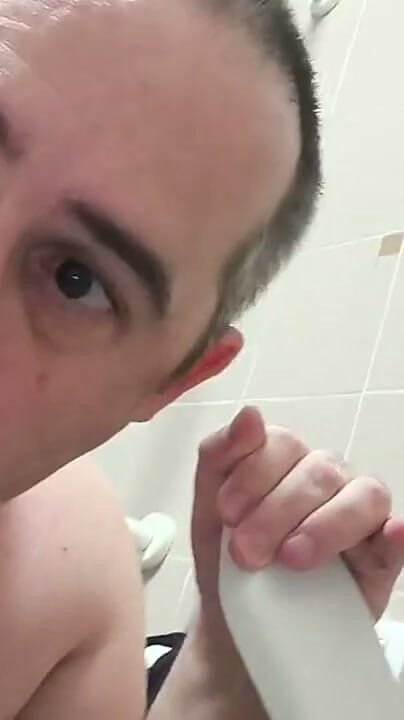 LeccaCessi: Lamiendo un baño público