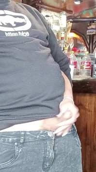 Nachbarin Von Nebenan Macht Meine Frau, Während Ich Vom Bar-ort Aus Zuschaue