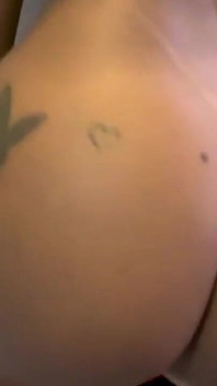 Za scénou tohoto lahodného sexu s brunetkou a nejžhavějším mulatem na nástupišti