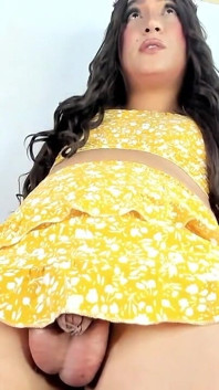 Krásná Aline flirtuje a hraje si se svým velkým tlustým penisem