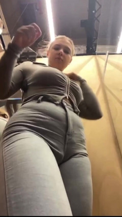 JuiceLussie: Baise dans les vestiaires publics