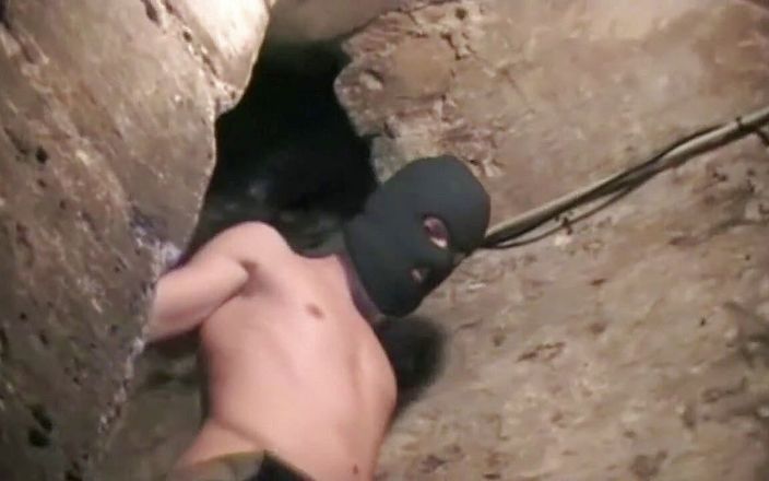 Crunch Boy: Chơi tập thể trong tầng hầm bất nhất ở Paris