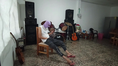 Goky: Sexi, prof de musique, pose Cachondo à son élève