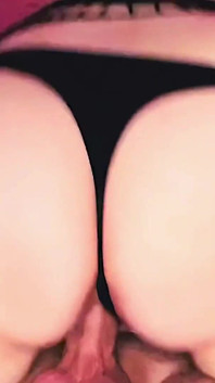 Gótica madrasta com uma bunda gorda recebe gozada interna