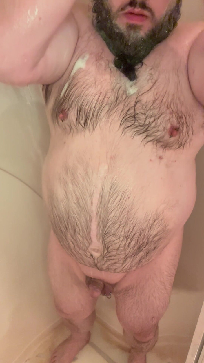 Chubby Freak: गोल-मटोल डैडी शावर ले रहे हैं और डिल्डो और लंड चुसाई वाले खिलौने को साफ करते हैं