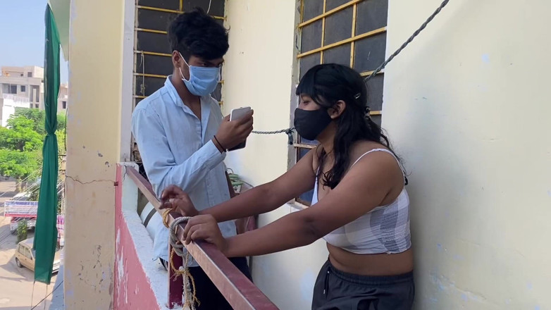 Indian Teen Girl's: เย็ดกลางแจ้ง พี่ชายเลี้ยงกับน้องสาวเลี้ยง หน้าประตูโรแมนติกและเซ็กซ์ คู่รักมะลุร้อนแรง โรแมนติกเย็ดกันบนดาดฟ้า