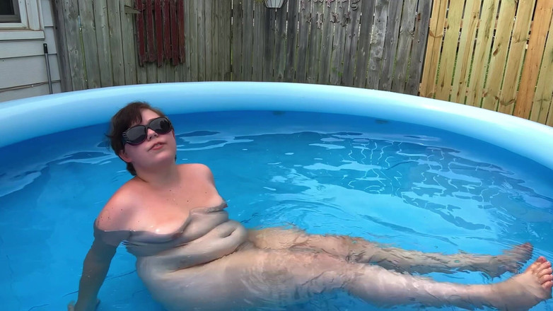 DollBabyLynn: POV: Chycen creeper u bazénu! Anální devore