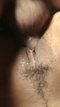 Milf matura dai capelli ricci cavalca un grosso cazzo sul bancone