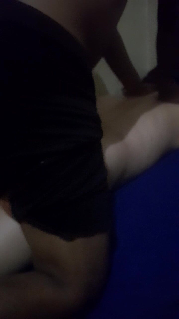 Angelina Pop: 把一个小鸡巴插入一个漂亮男友的阴户