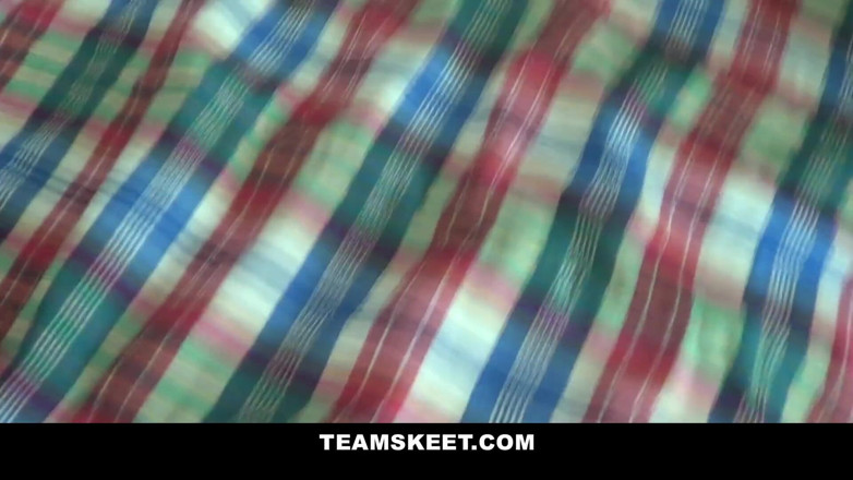 Team Skeet: Das junge schätzchen Alice March liefert ihre muschi als weihnachtsgeschenk
