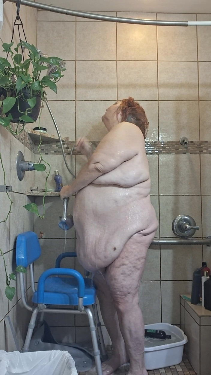 BBW nurse Vicki adventures with friends: Вики, Большая Красивая Медсестра, Потеет И Хочет В Туалет!
