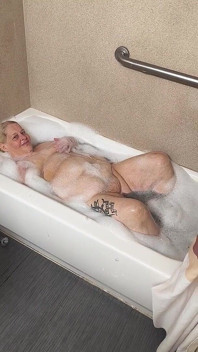 Naughty bubbler nhận được xà phòng masterbating trong bồn tắm âm hộ của cô ấy cô ấy cọ xát
