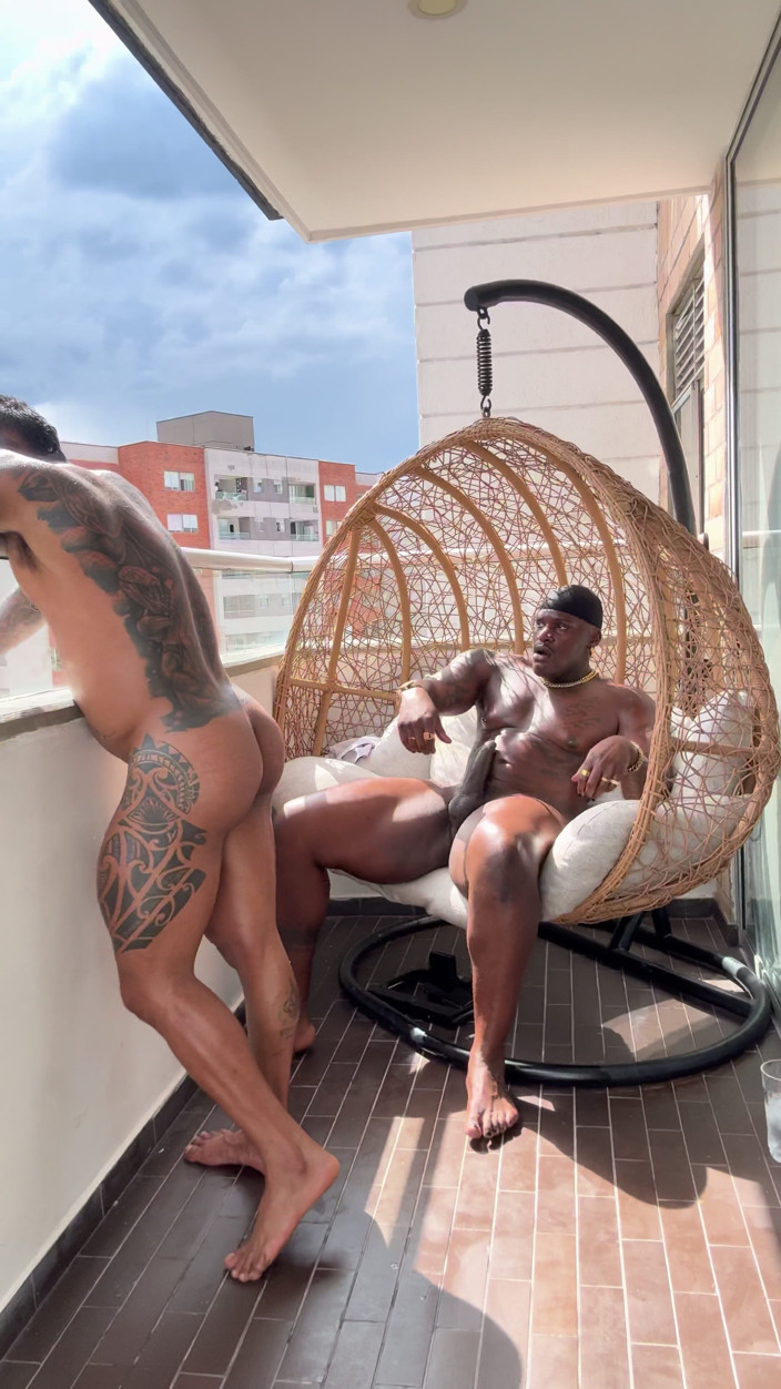 DADDYBLACKXXX: Columbian Body Builder Flip futându-se cu o pulă mare și neagră...