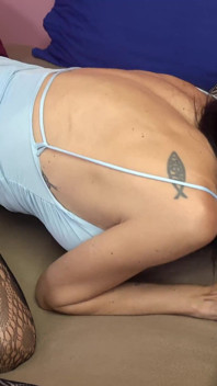 Lizzie Nails Anna Cummings com sua cinta-