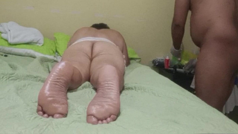 Milfta boohot: 미시 밀프를 위한 오일로 발 마사지