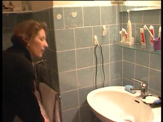 Lucky Cooch: Žena chčije v koupelně