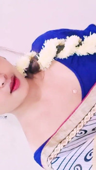 Hermosa chica india de cara clara en blusa azul, mirada seductora caliente