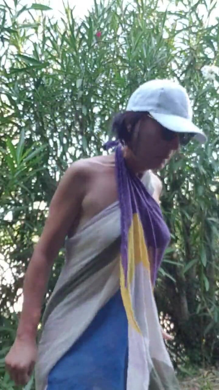 JulieEroticDress: MILF w miejscach publicznych